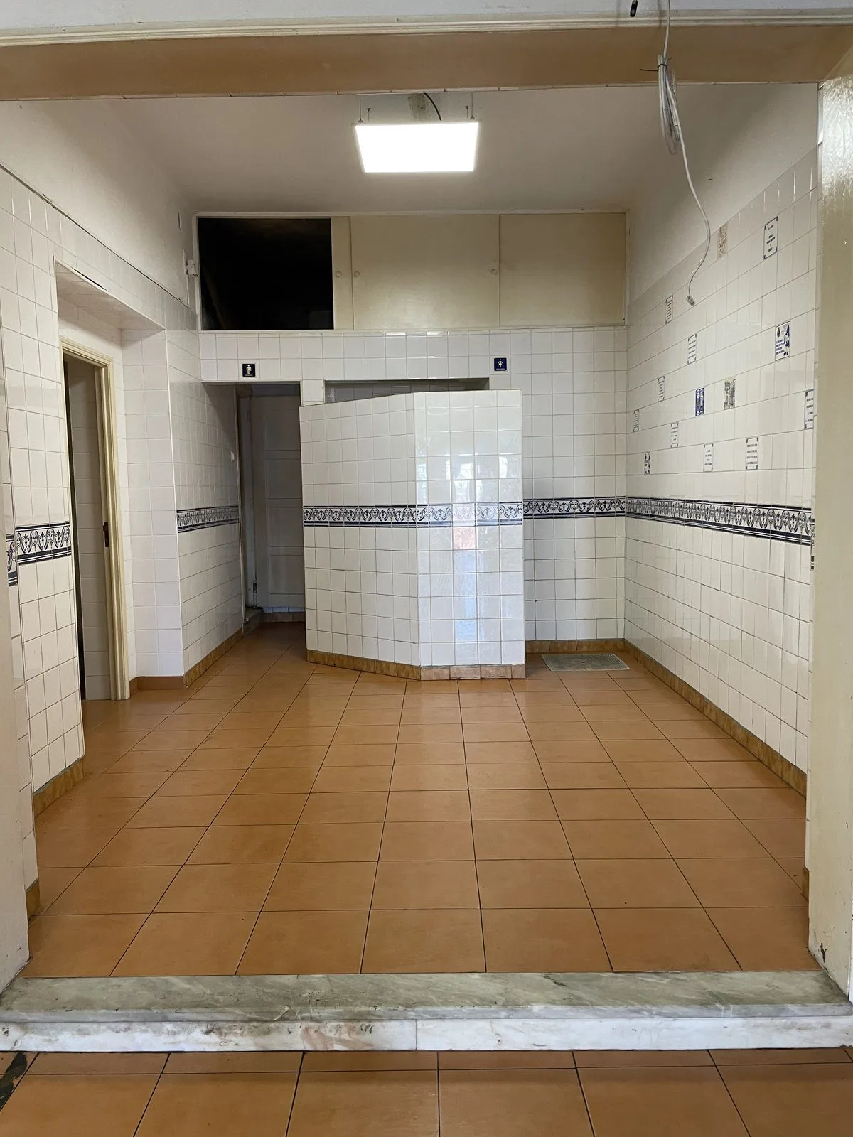 Before — restaurant bathroom in Amoreira, Cascais