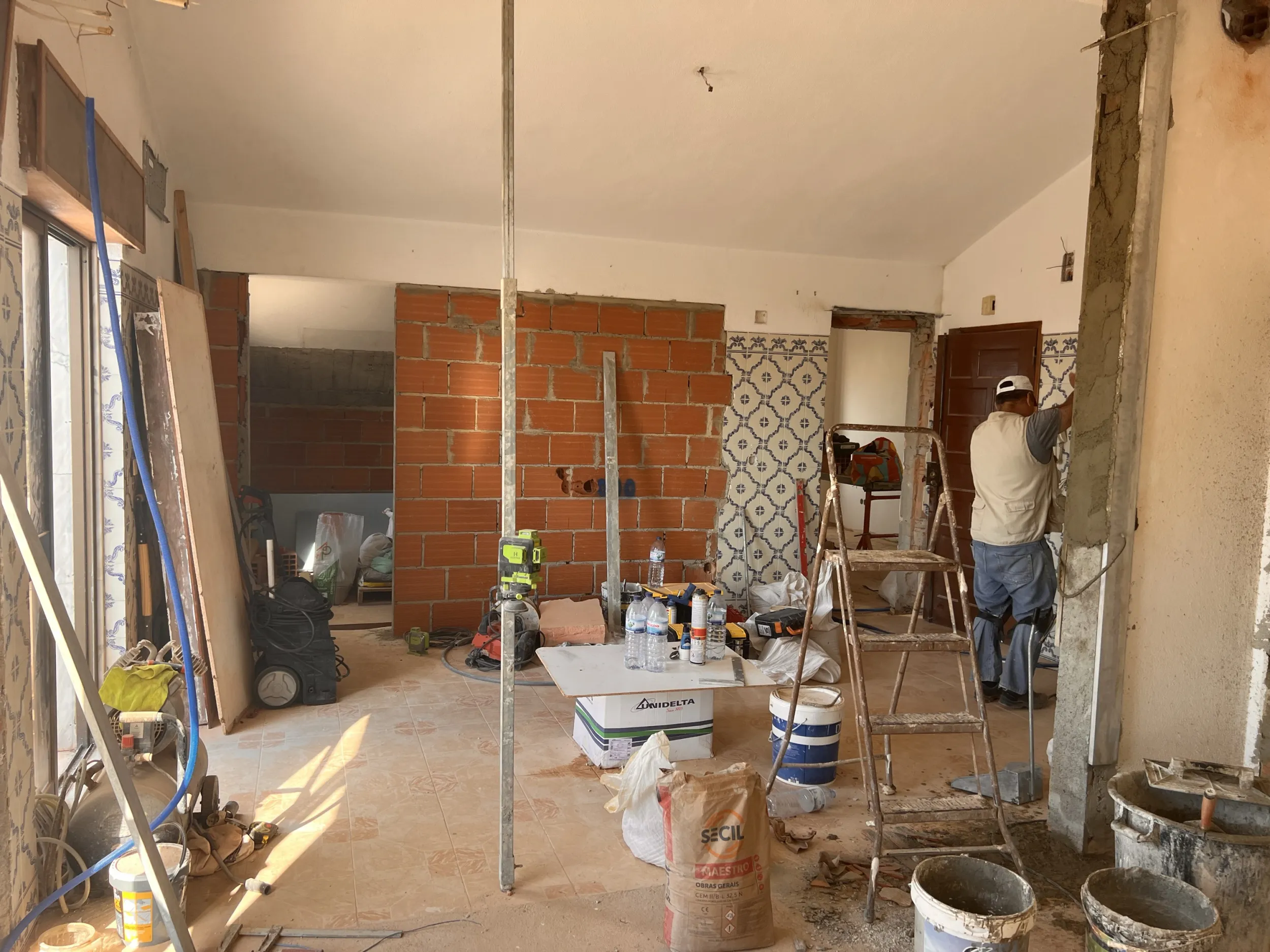 Vista mid-renovation &mdash; new red brick partition going up through the original blue azulejo