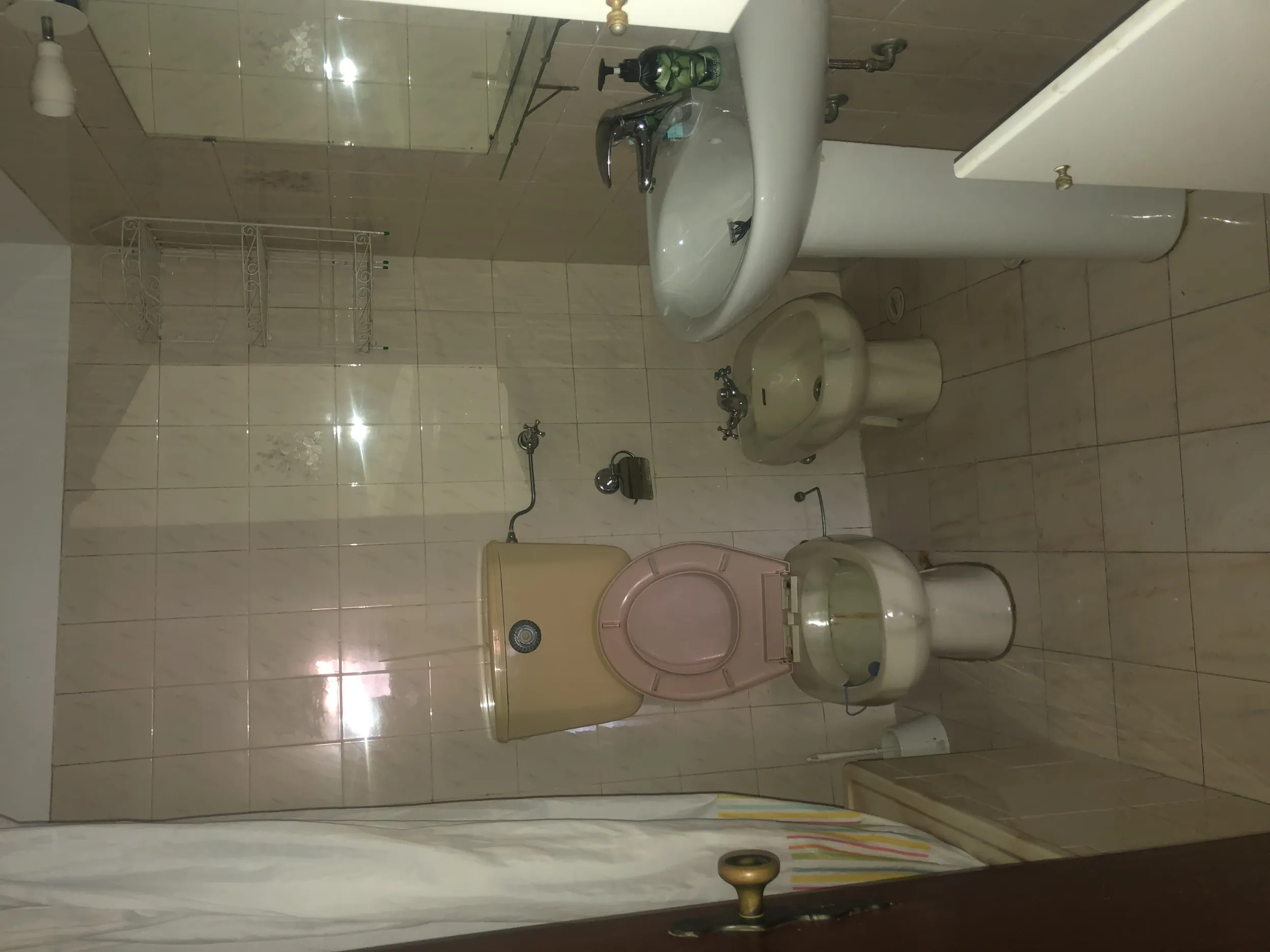 Figueiras antes &mdash; casa de banho original, lou&ccedil;as datadas