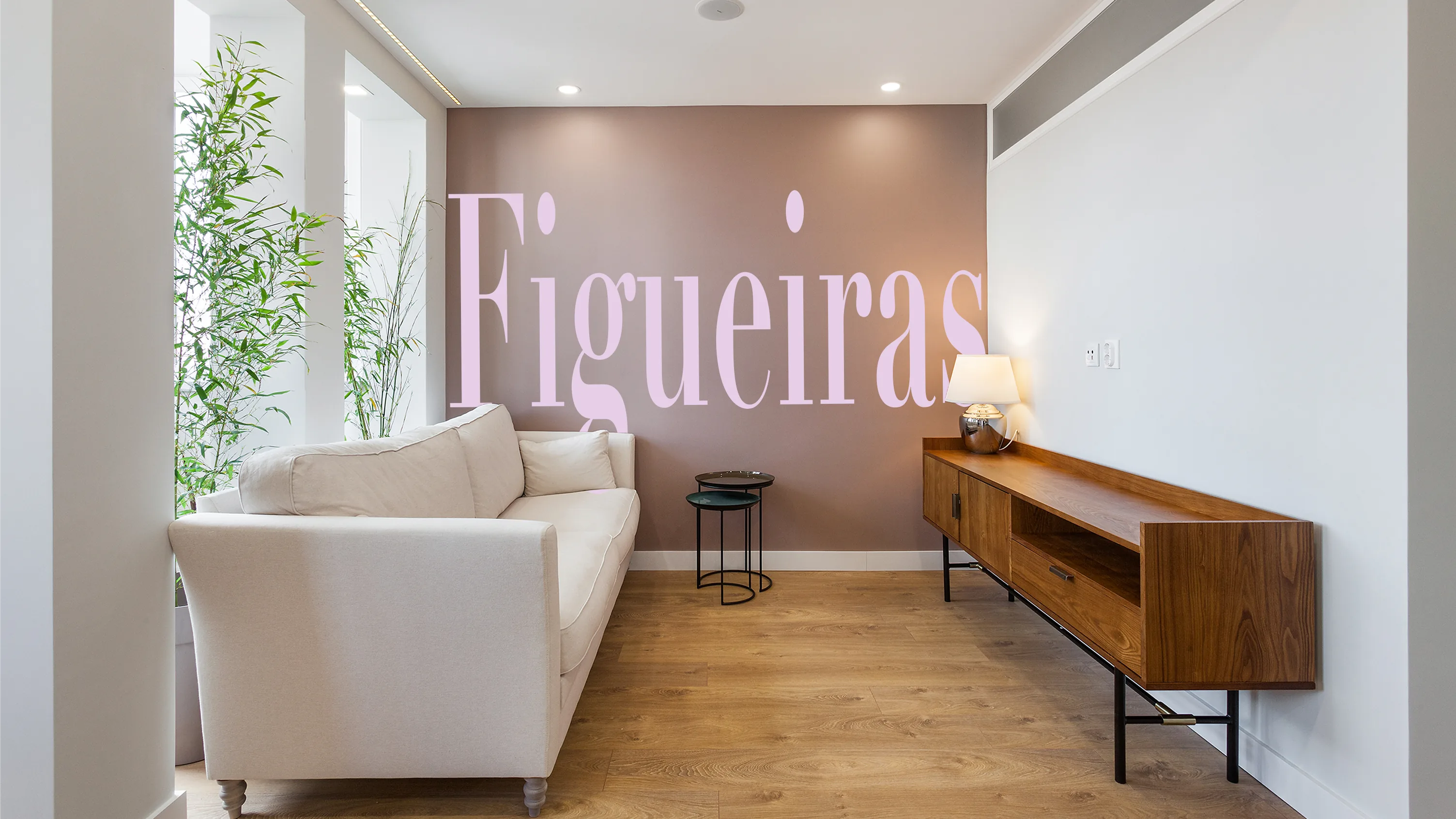 Figueiras &mdash; a sala de estar terminada com parede de destaque em malva, sof&aacute; em linho branco, consola em nogueira, soalho em espinha de carvalho claro