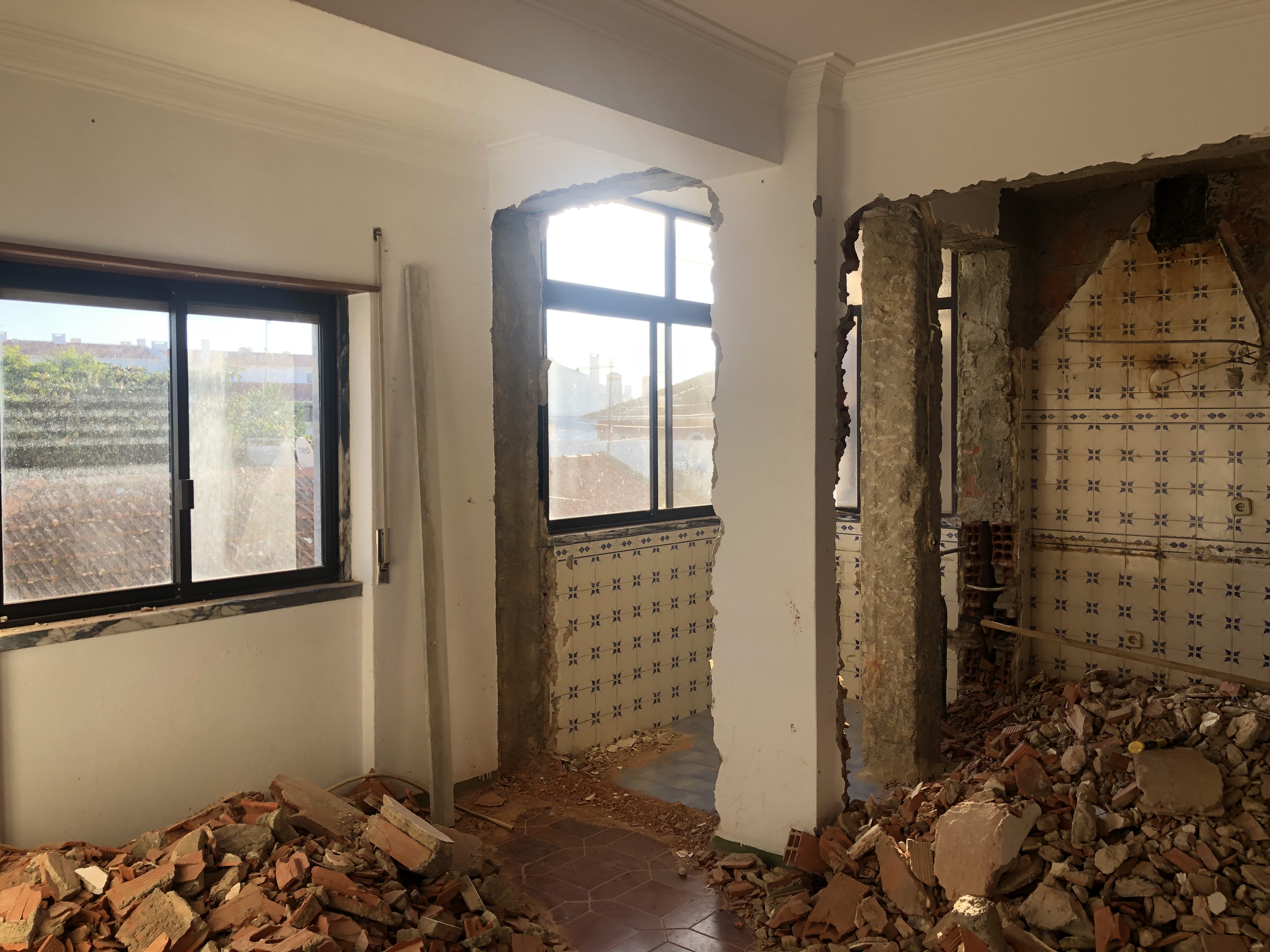 Figueiras a meio da remodela&ccedil;&atilde;o &mdash; paredes a cair entre a cozinha e a sala