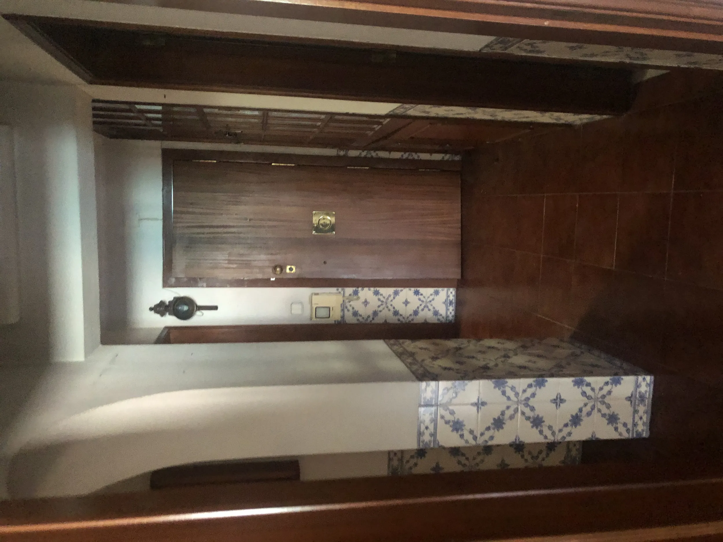 La Sala antes &mdash; corredor original, estreito e escuro