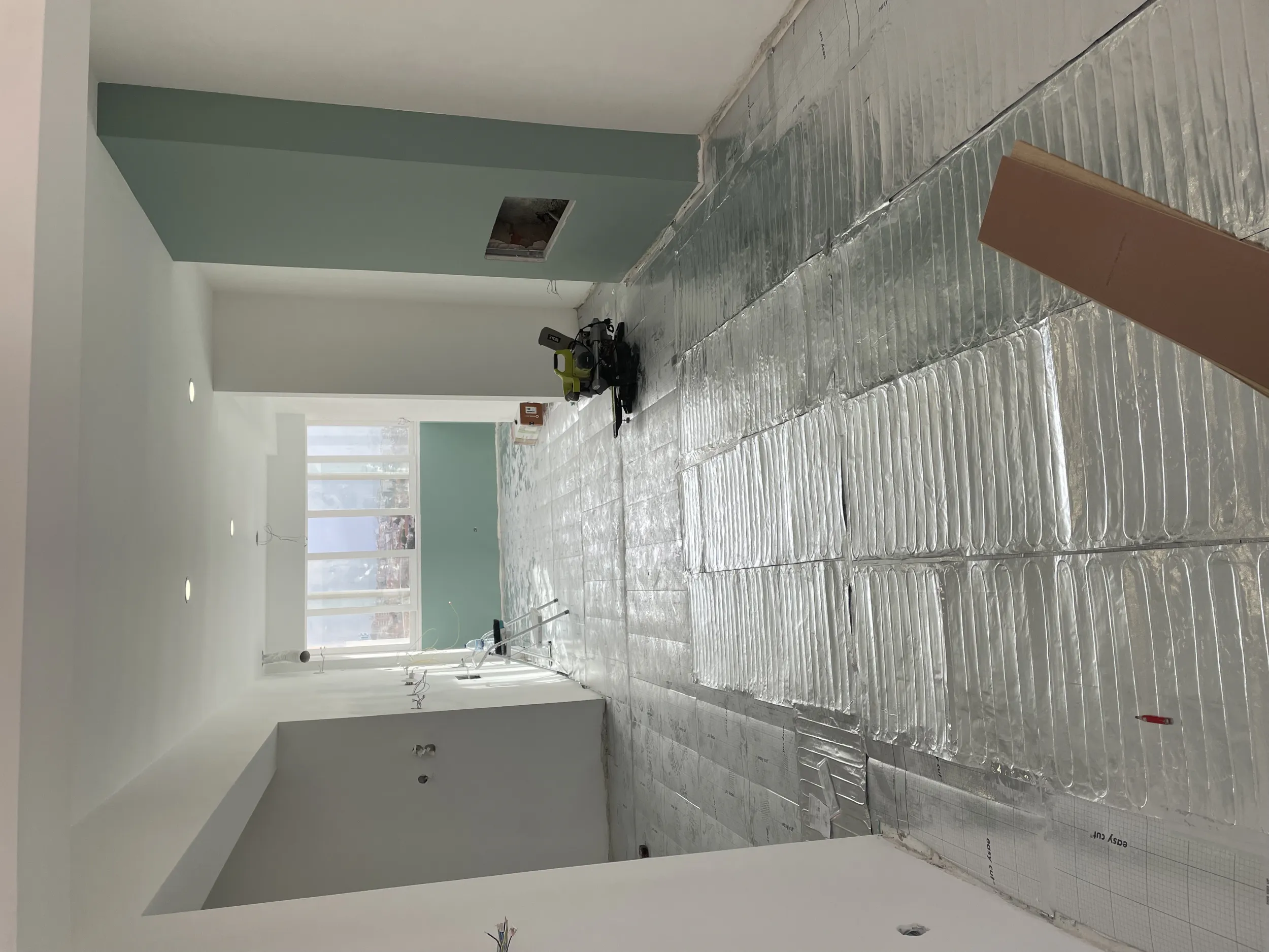 La Sala em obra &mdash; painéis de isolamento prateados para piso radiante, prontos para a betonilha