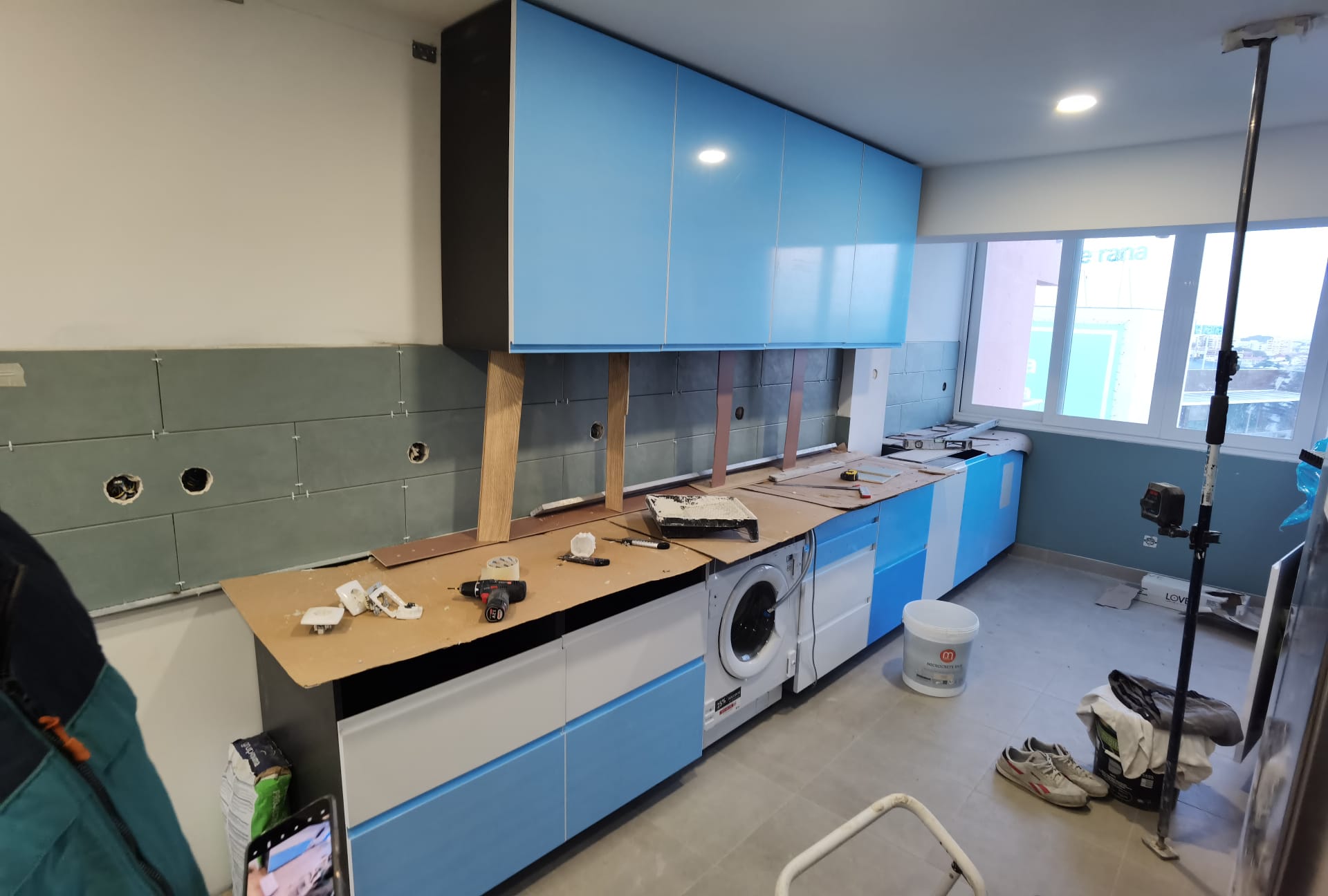 La Sala em obra &mdash; armários de cozinha em instalação, azulejo sálvia já aplicado, a linha a ganhar forma
