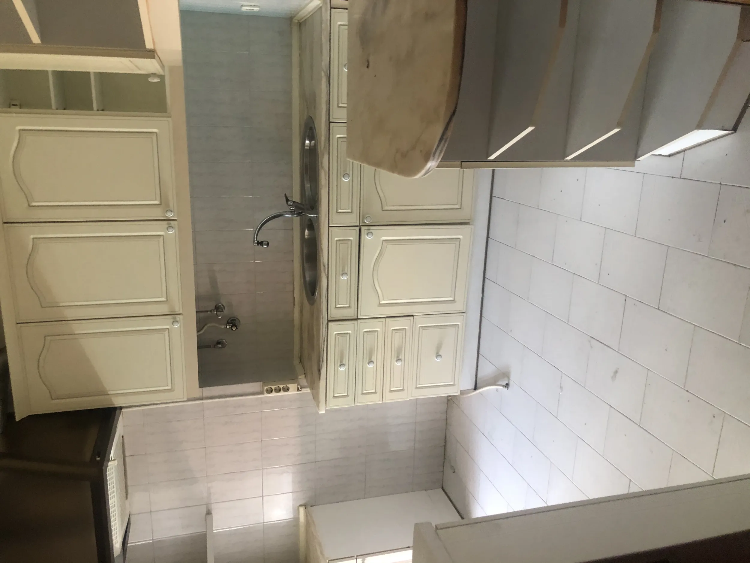 La Sala antes &mdash; cozinha original, armários de outra década