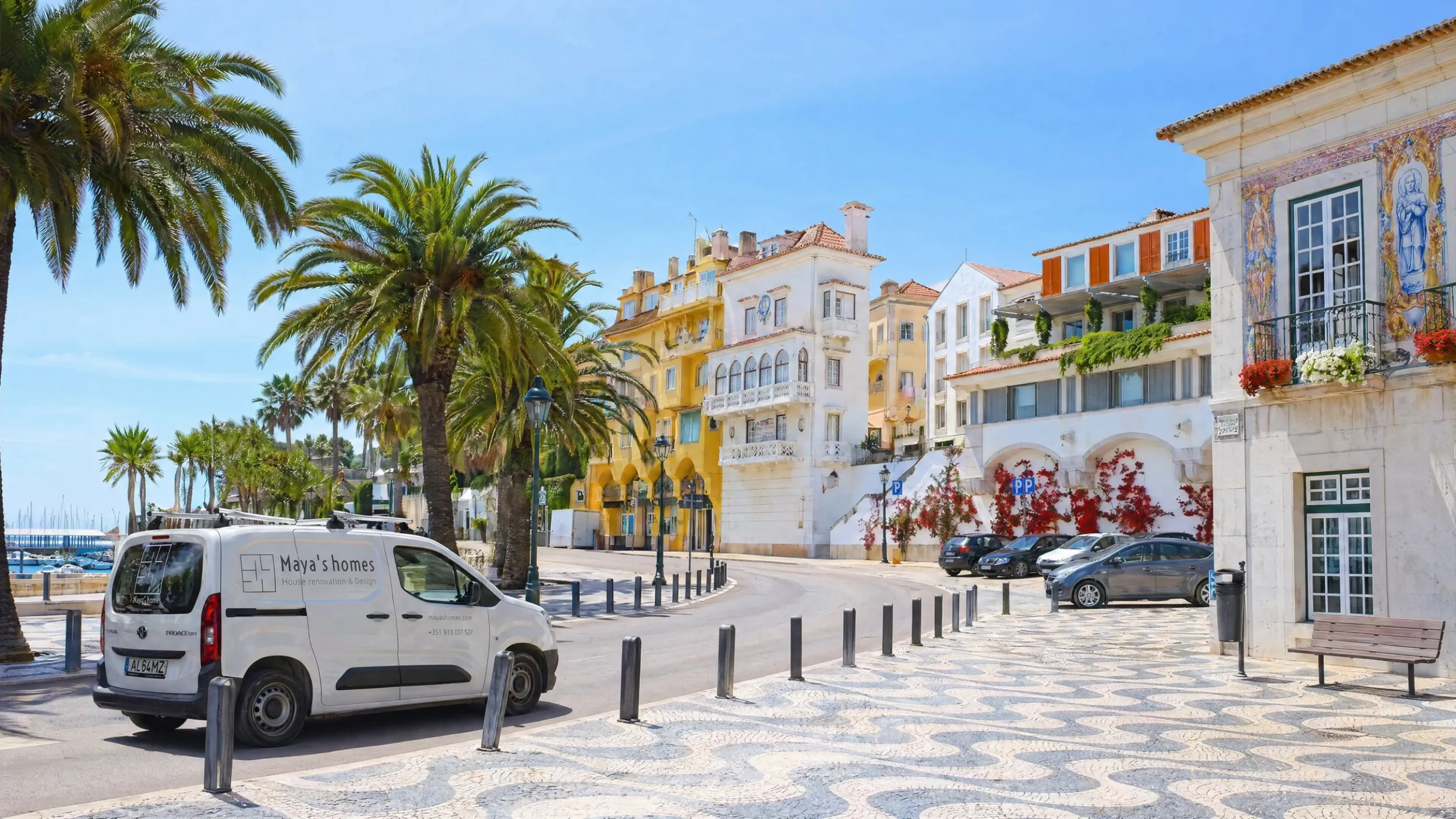 A carrinha da Maya&rsquo;s Homes na marginal de Cascais &mdash; cal&ccedil;ada portuguesa, palmeiras, fachadas hist&oacute;ricas em azulejo, o porto ao fundo