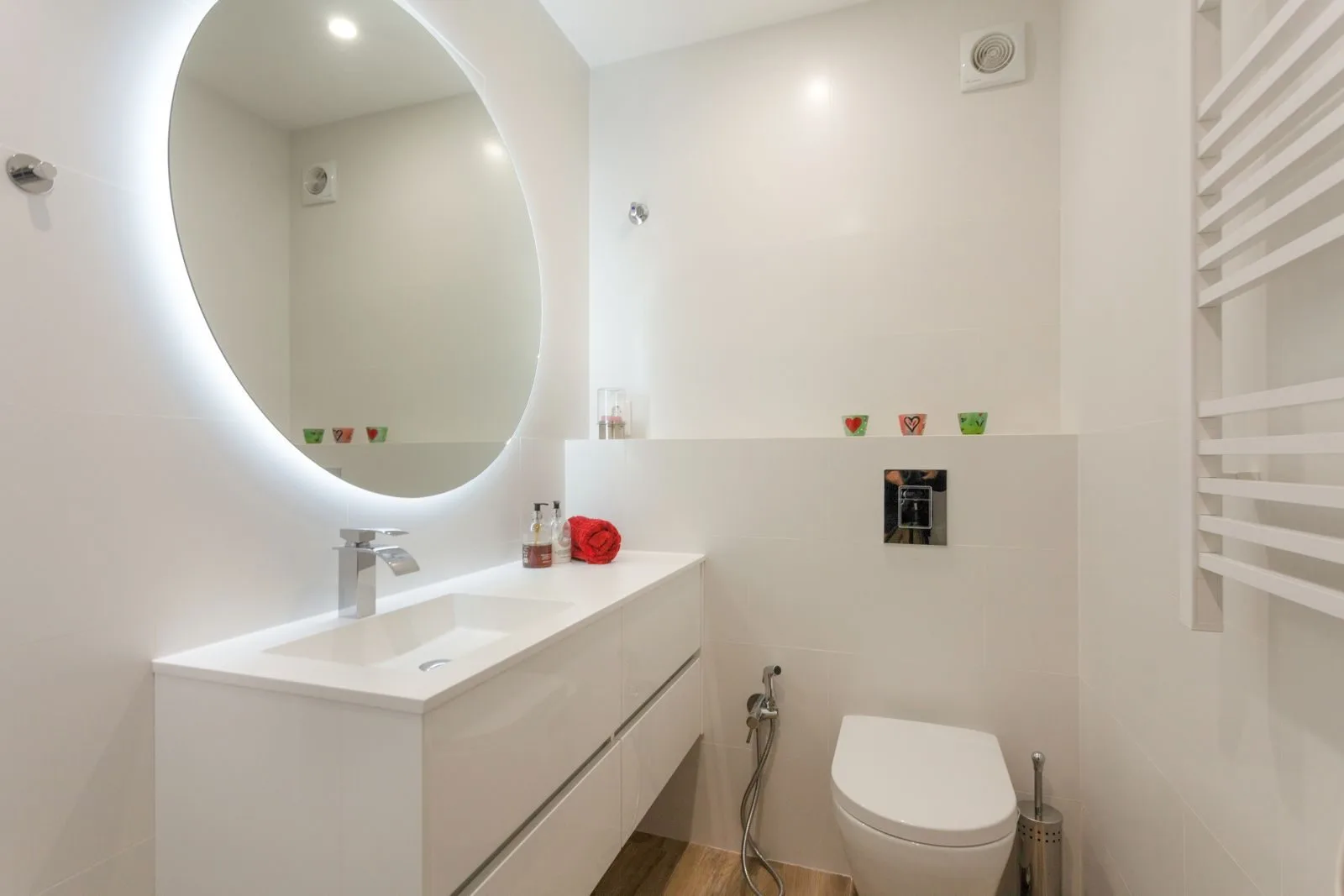 Second bathroom — Parede renovation by Maya's Homes