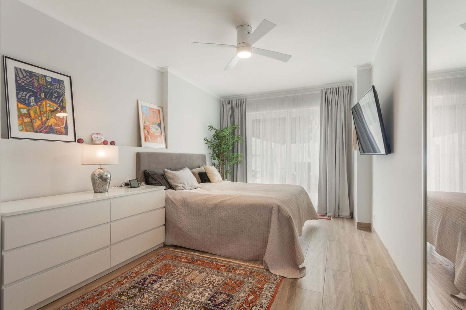 Second bedroom with oriental rug
