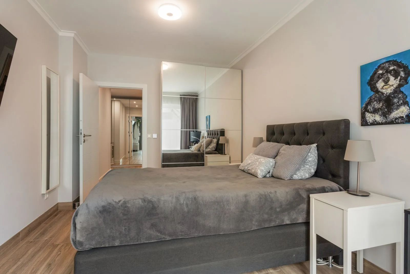 Second bedroom with mirrored wardrobe — Parede renovation by Maya's Homes