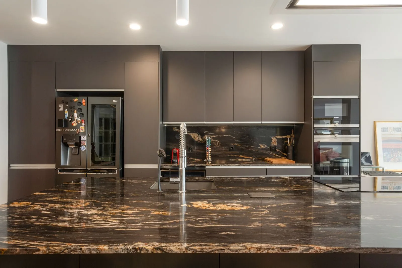 Granite countertop detail — Parede kitchen by Maya's Homes