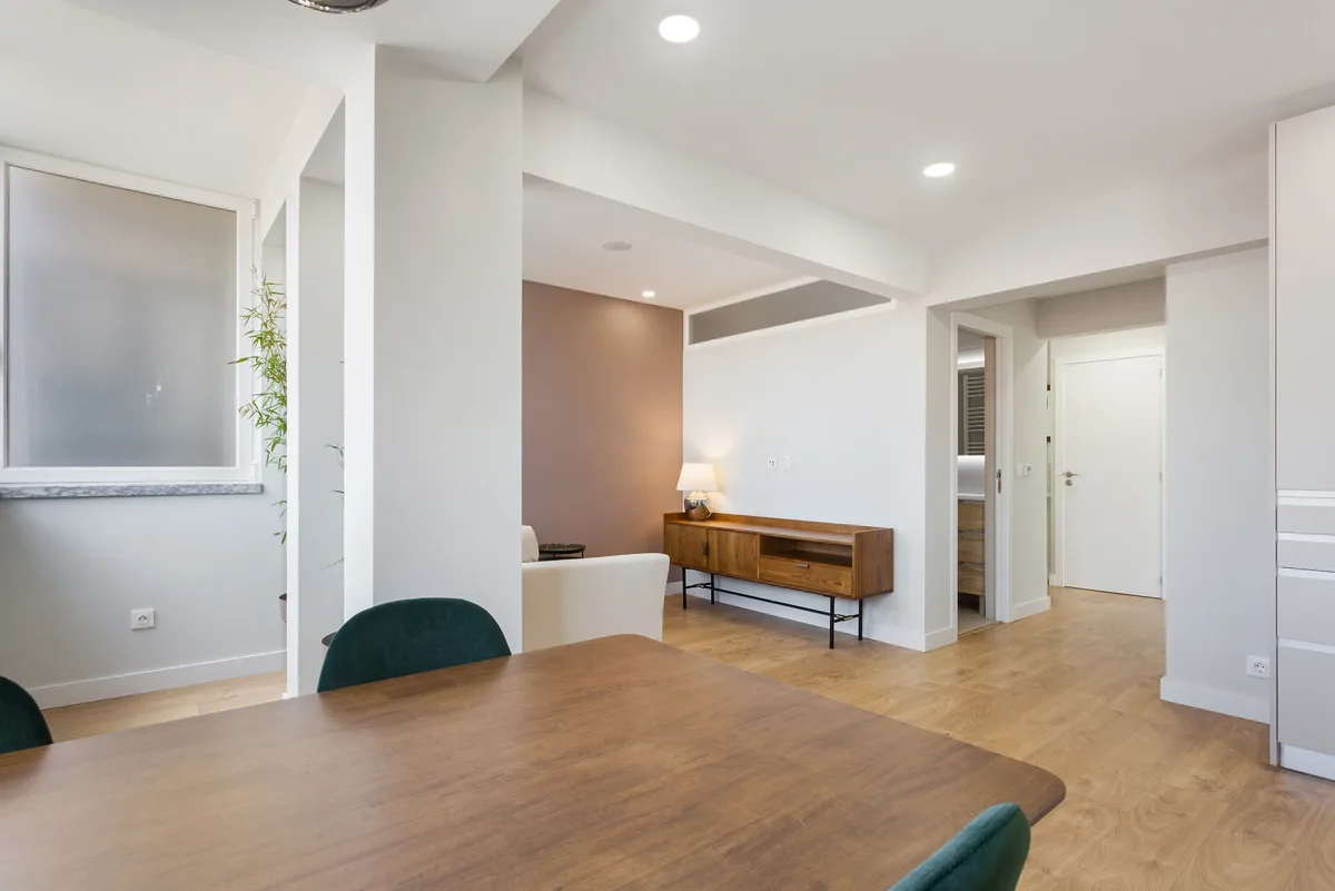 Figueiras — Mesa de jantar com vista para a sala em plano aberto.