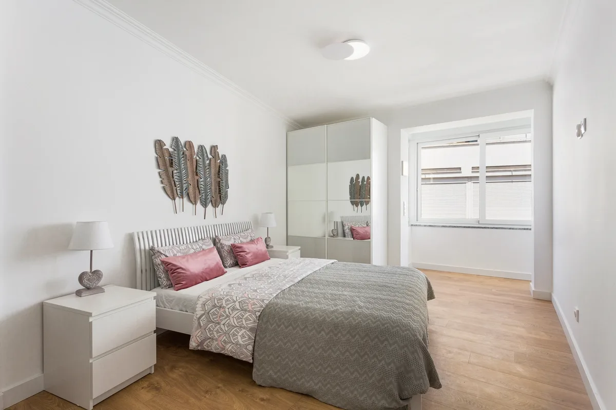 Figueiras — Quarto com roupeiros brancos embutidos.