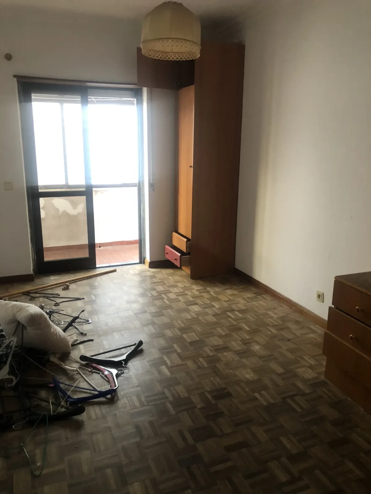 Figueiras antes &mdash; quarto original, parquet e madeira escura