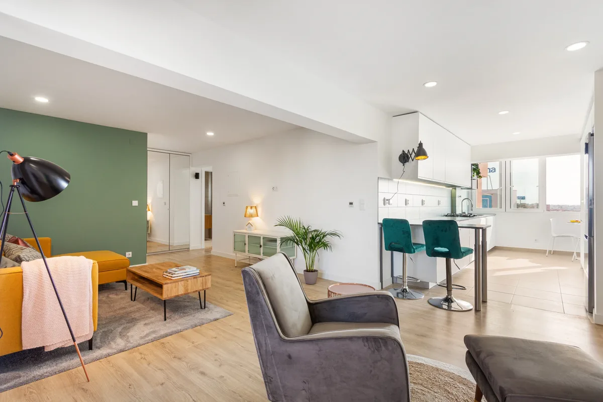 La Sala — Sala com vista para a cozinha e o balcão de refeições.