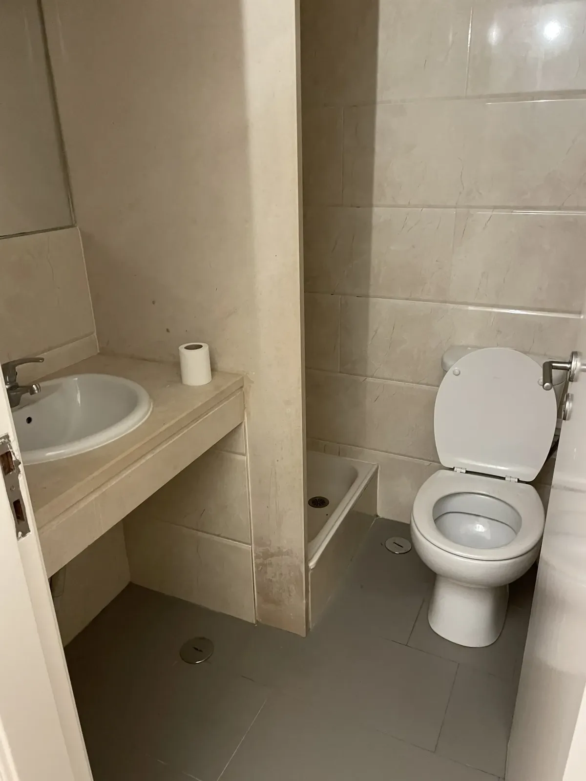 Rosa before &mdash; original bathroom, dated tile