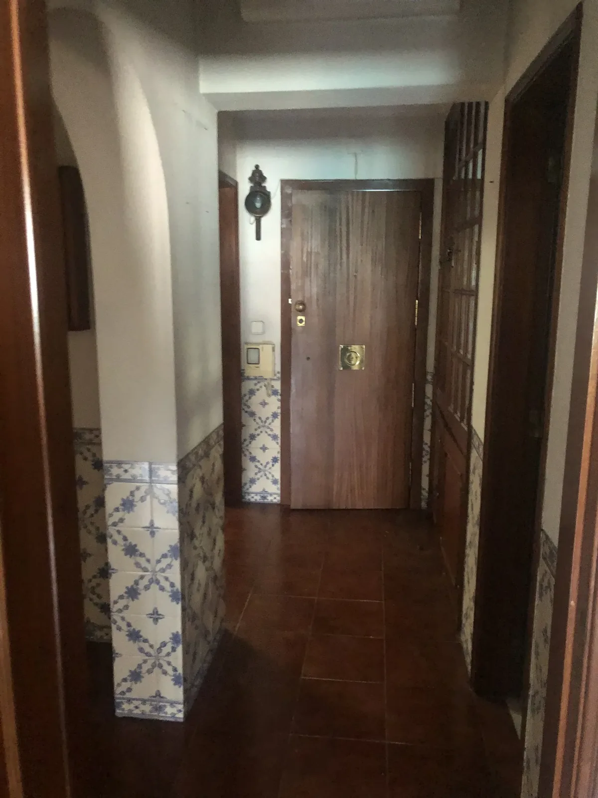 La Sala antes &mdash; corredor original, estreito e escuro