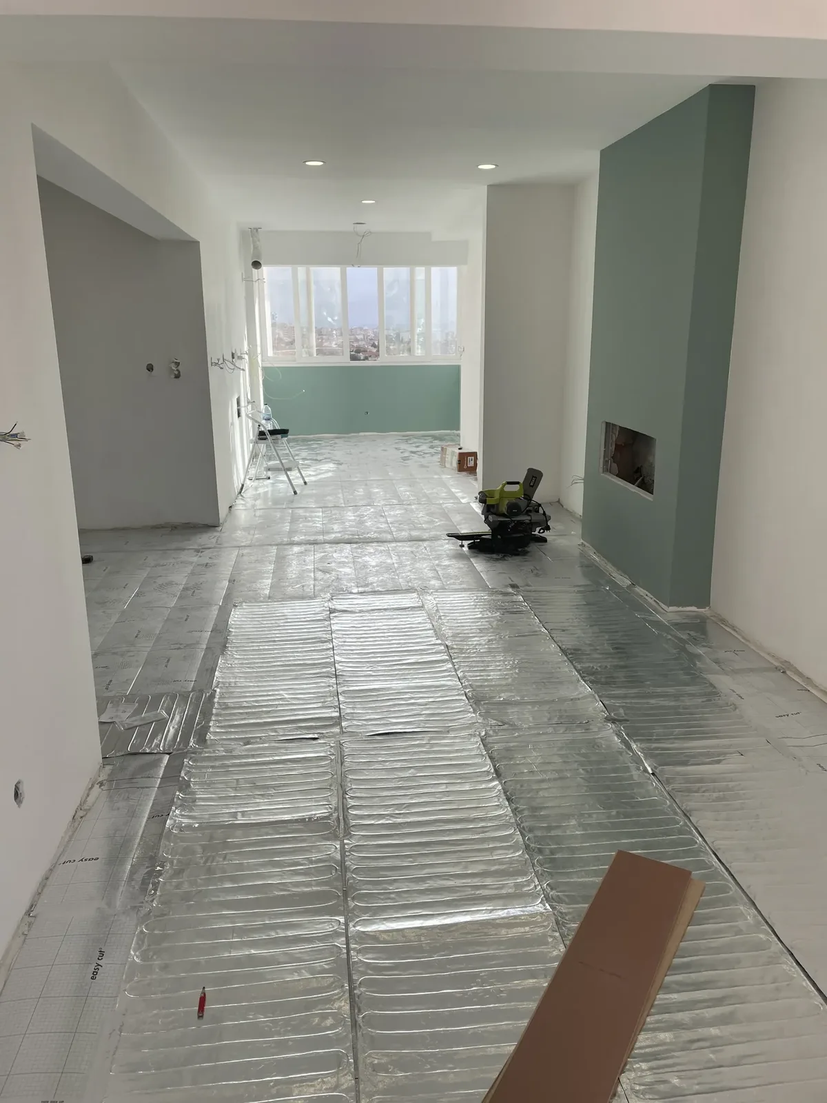 La Sala em obra &mdash; painéis de isolamento prateados para piso radiante, prontos para a betonilha