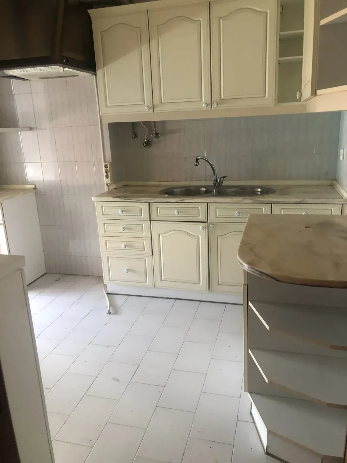 La Sala antes &mdash; cozinha original, armários de outra década