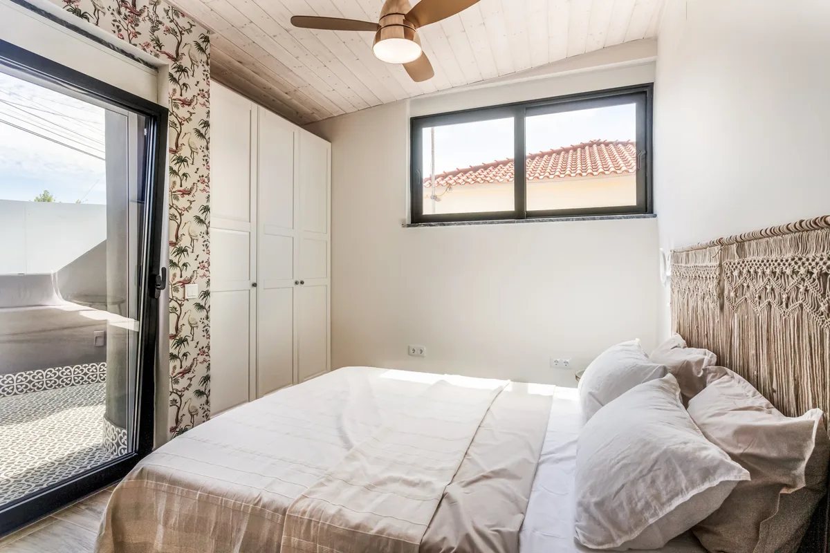 The Tasca — Quarto com roupeiros embutidos e teto de madeira.