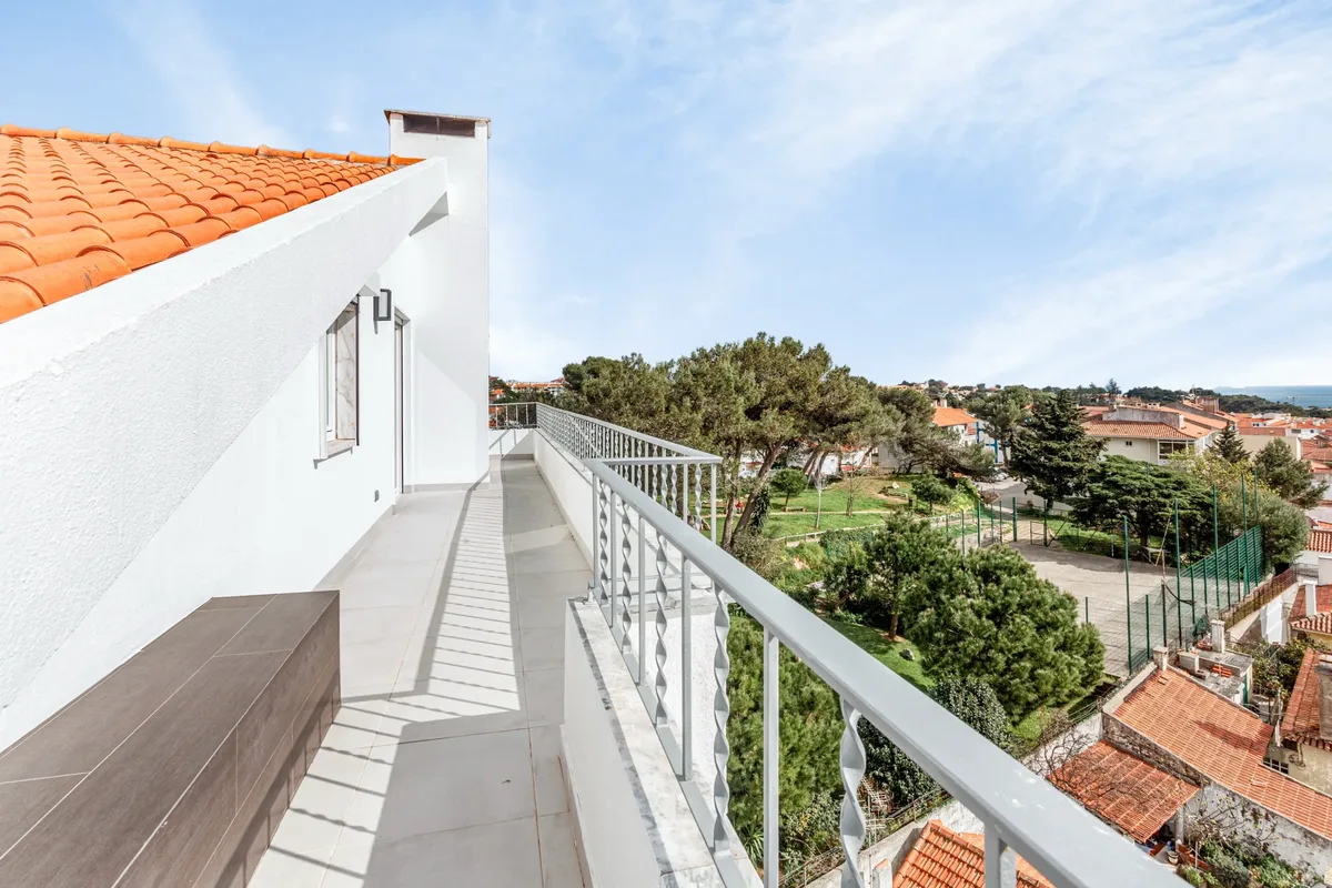 Vista — Balcony overlooking the neighbourhood.