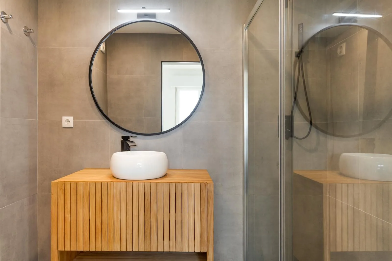 Ensuite bathroom with walk-in shower and floating vanity — Rebelva T2 Carcavelos by Maya's Homes