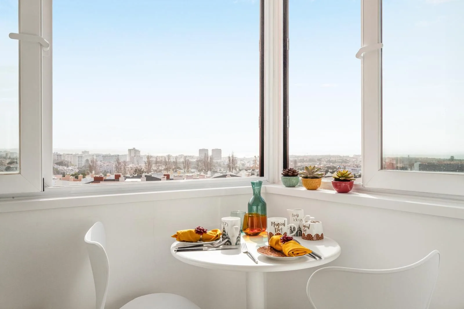 Breakfast nook with natural light — kitchen renovation Rebelva by Maya's Homes Cascais