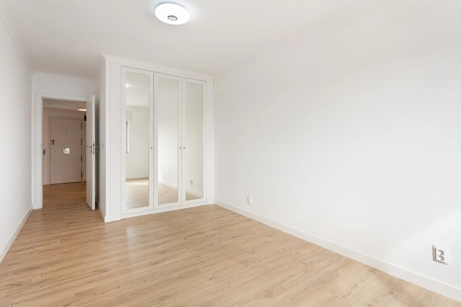 Guest bedroom with built-in mirrored wardrobes — Rebelva apartment renovation Cascais by Maya's Homes