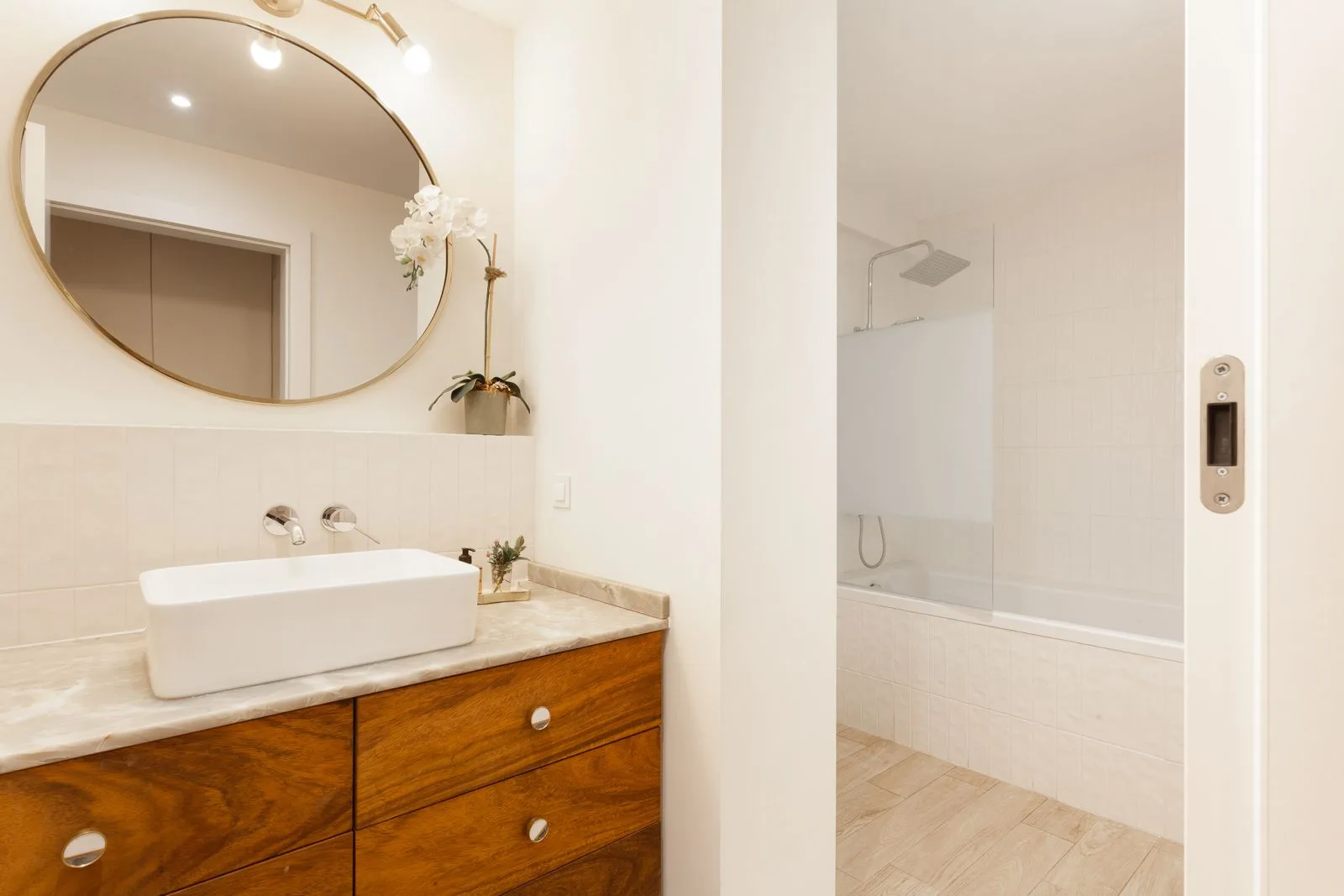 Guest bathroom with subway tiles and round mirror — Riviera villa Cascais by Maya's Homes