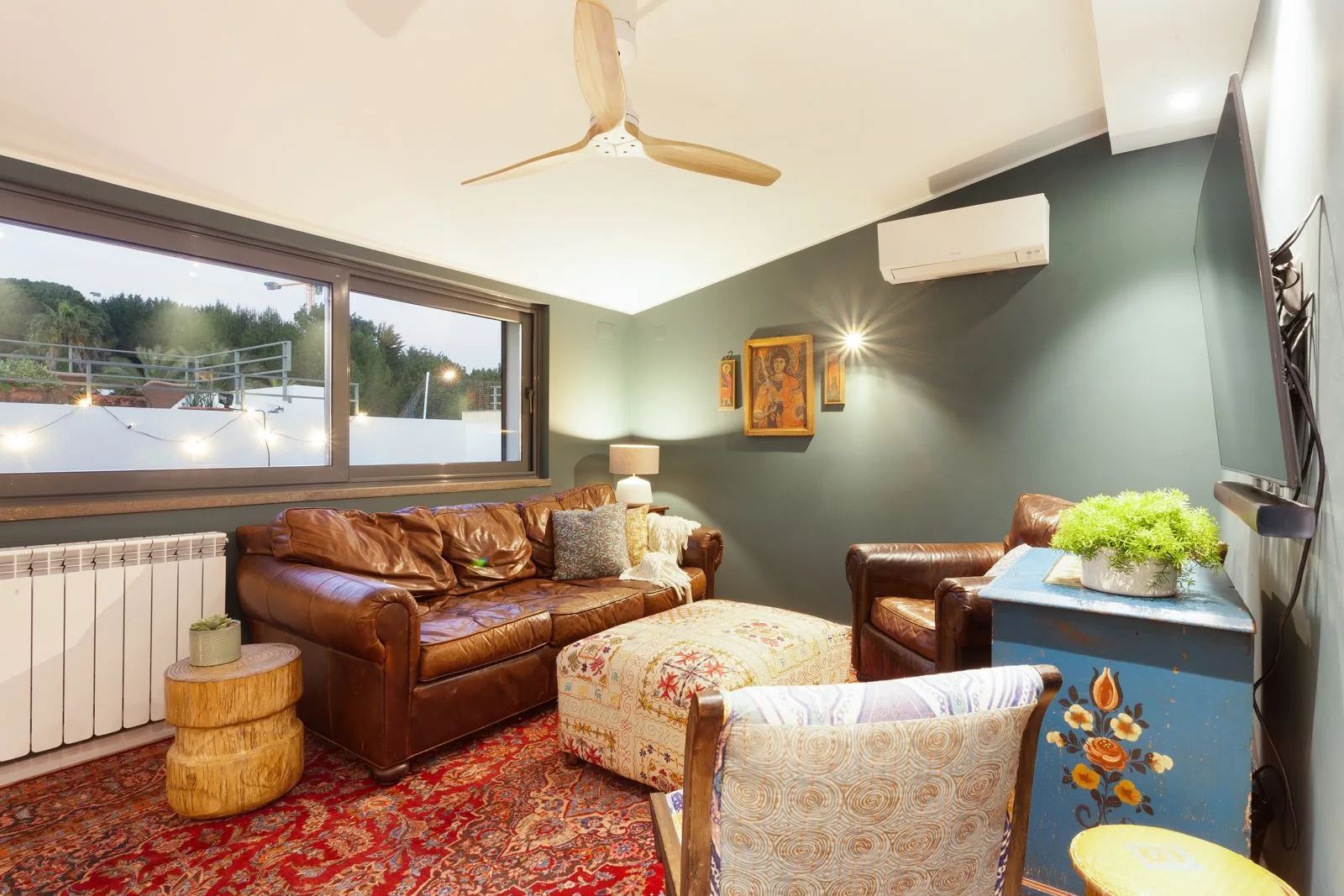 Second lounge with green feature wall and leather sofa — Riviera villa renovation Cascais by Maya's Homes