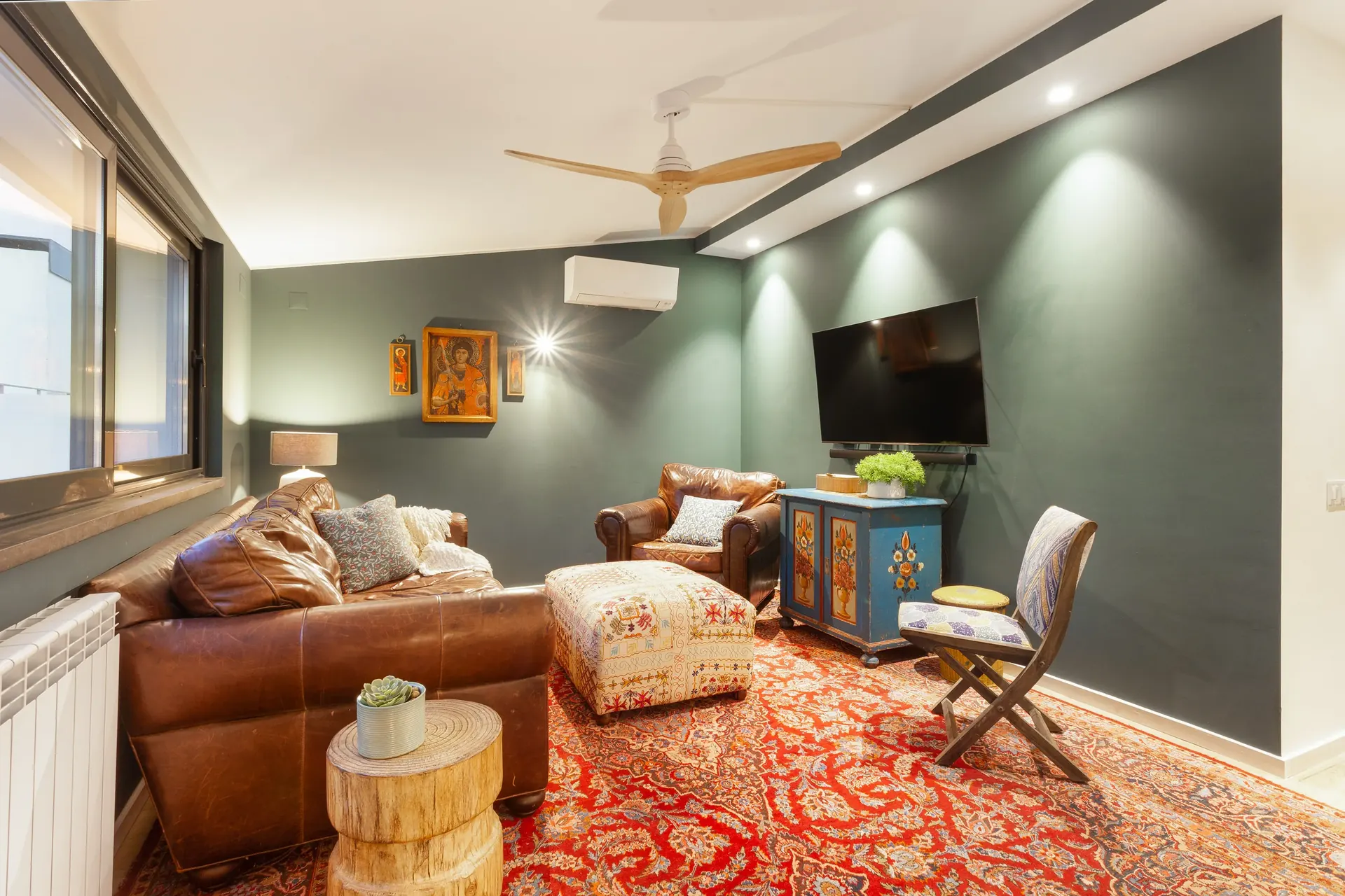 Lounge TV area with neighbourhood views — Riviera villa Cascais by Maya's Homes