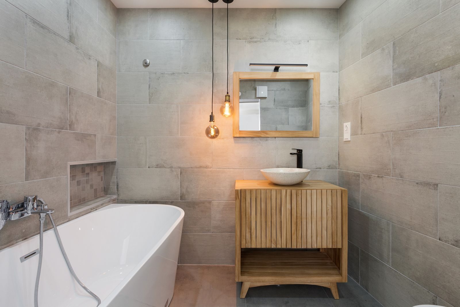 En-suite with freestanding bathtub and Edison bulbs