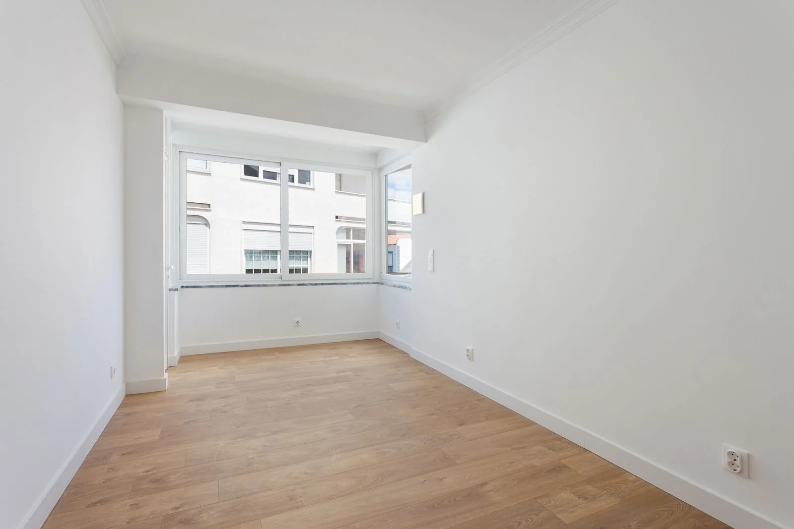 Second bedroom — Figueiras renovation by Maya's Homes