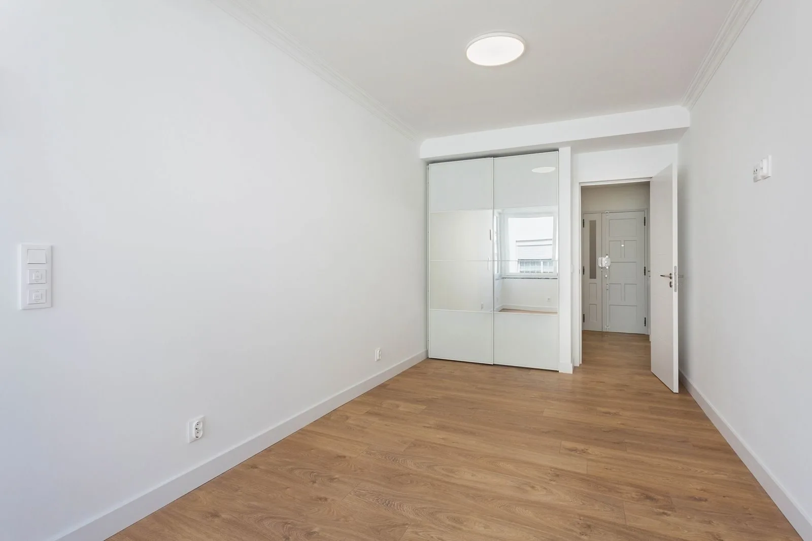 Second bedroom with mirrored wardrobe — Figueiras apartment renovation in Torre, Cascais by Maya's Homes