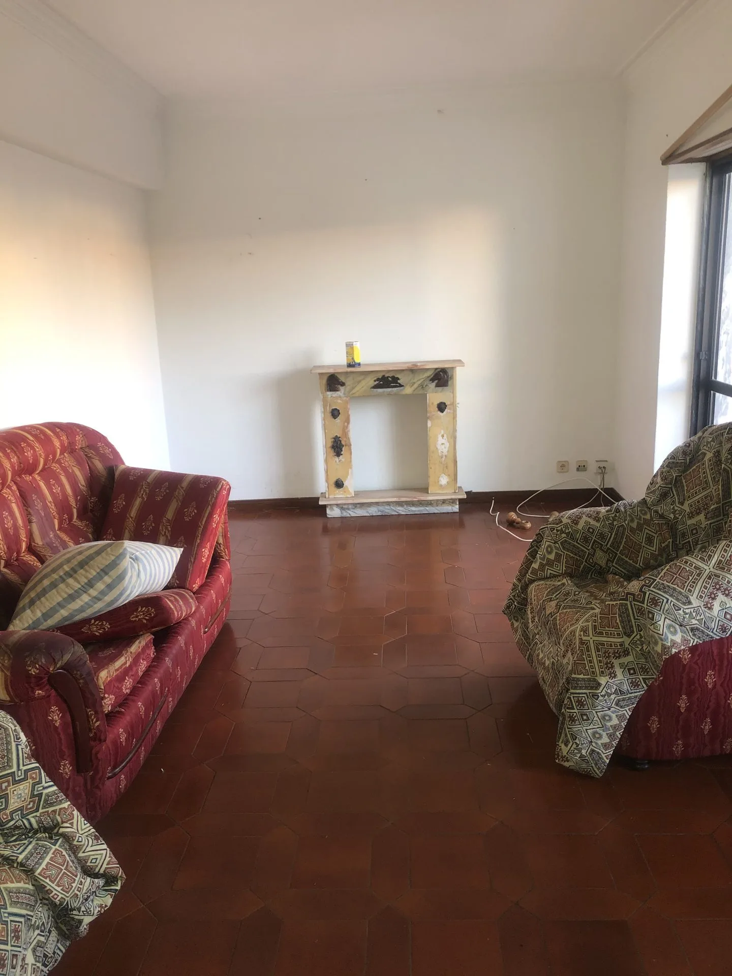 Before — living room with terracotta floors in Figueiras apartment, Torre Cascais